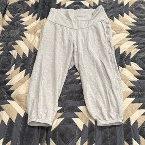 Old Navy MATERNITY Gray Sweatpants Calf Length and Front Pockets